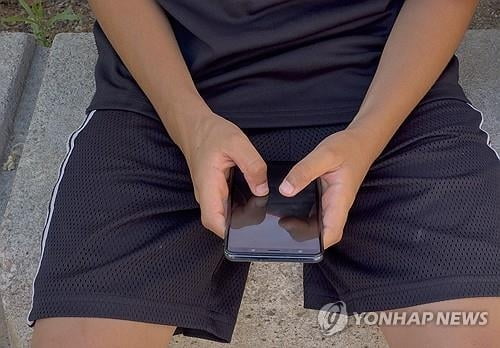 중학교 200곳서 스마트폰 사용 금지 도입하는 '이 나라'