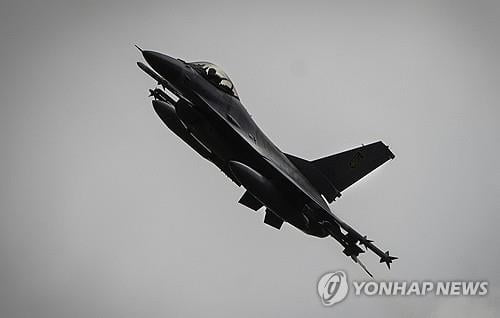 "서방 지원받은 우크라 F-16 전투기 추락…'최고 파일럿' 사망"