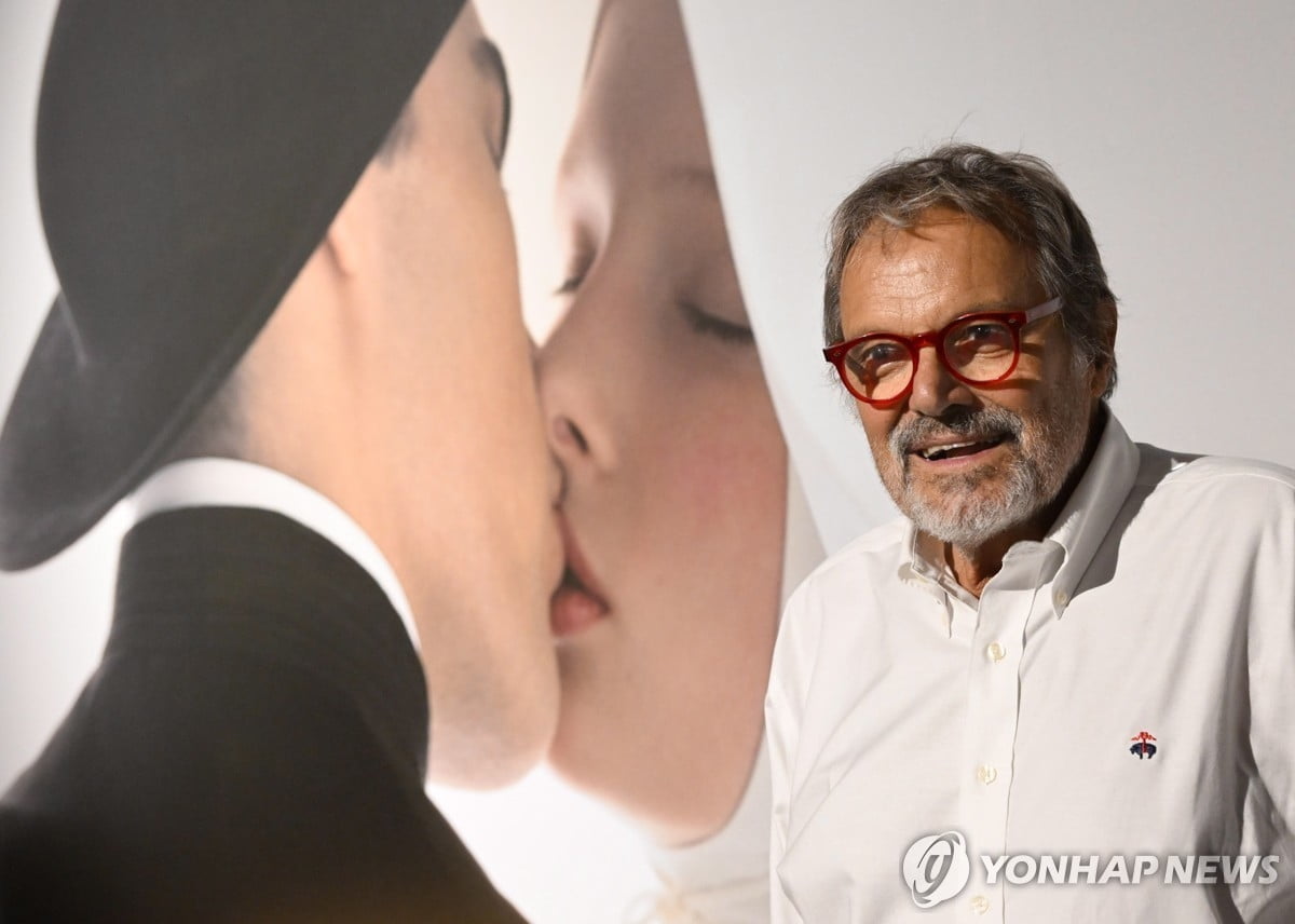 '파격 광고' 그 사진작가, 난치병 투병 중