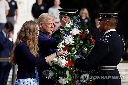 트럼프 캠프 '국립묘지서 정치 행위' 논란 확산