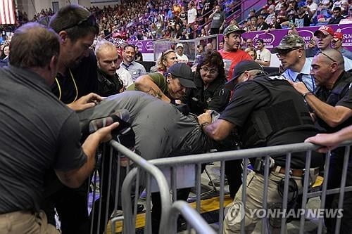 트럼프 유세장 취재구역 난입한 남성…테이저건에 제압