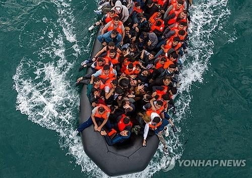 "믿을 수가 없어"…침몰 직전 난민보트 '충격'