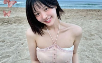 이유비, 해변가에 털썩 앉아 여리여리 어깨 라인 과시…30대 안 믿기는 동안 미모