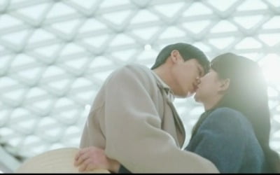 Kim So-hyun and Chae Jong-hyeop kiss for a perfect happy ending