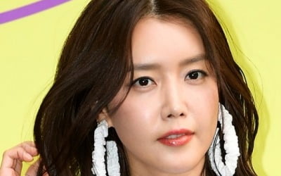 '48세' 채정안, 한지민 부러웠나 "스타 뮤지션 만나고 싶다…연예인과 사귀어 본 적 없어" ('현무카세')