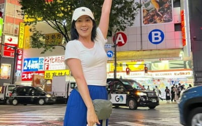 사유리, 대문자 S라인 몸매 과시…'육퇴'하고 밤 길거리에서 폴짝