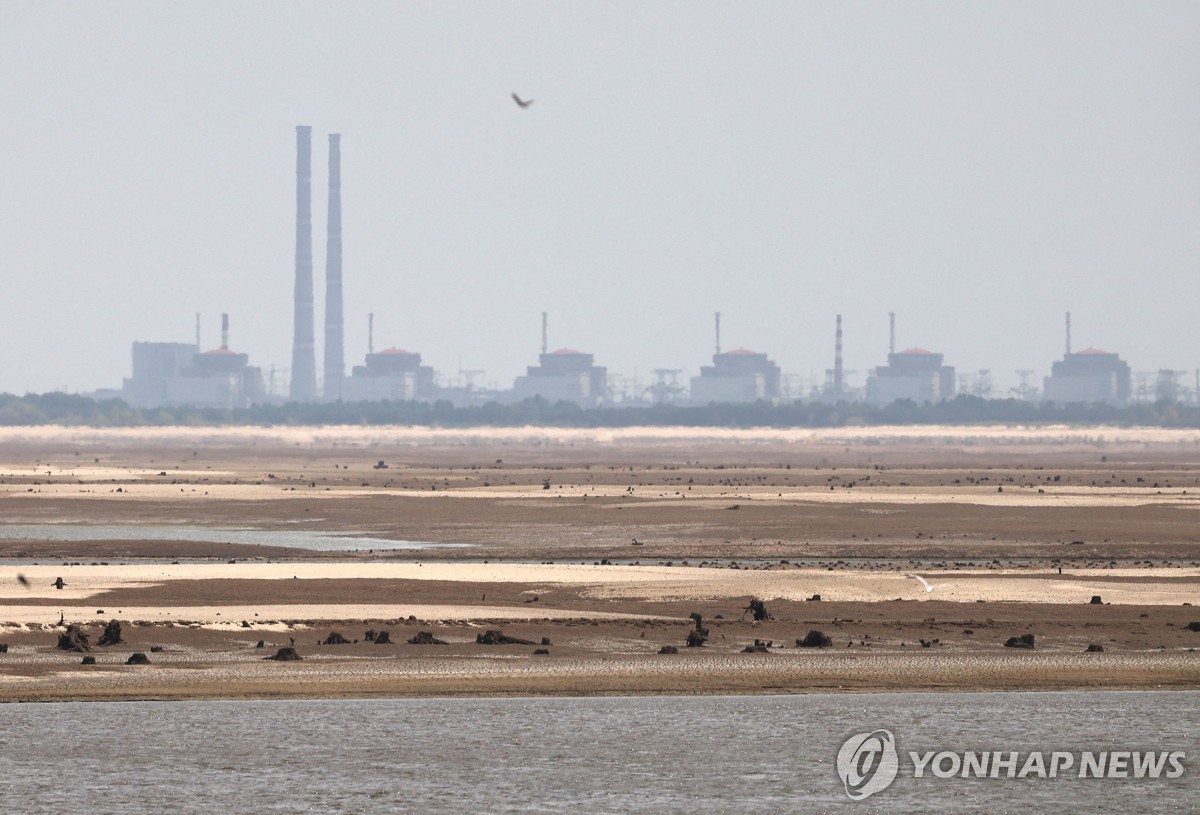 자포리자 원전 불길 속 냉각탑 손상…러-우크라 서로 '네탓'