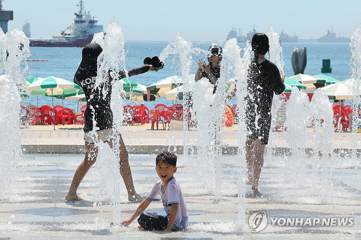 전국 무더위 속 곳곳 소나기…낮 최고 36도