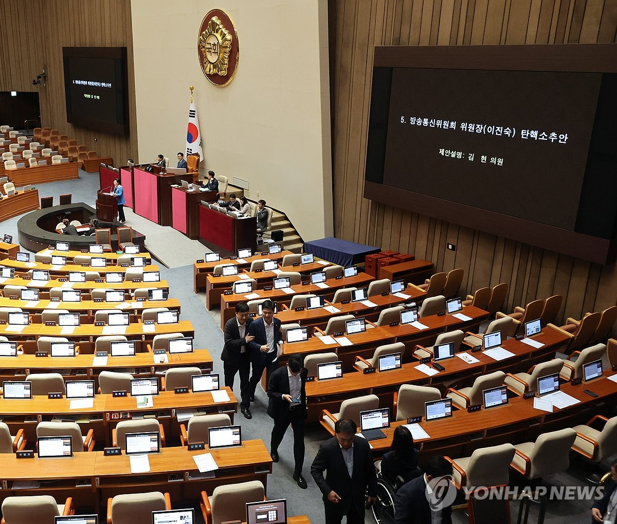 이진숙 방통위원장 탄핵안 野단독 국회 통과…직무정지