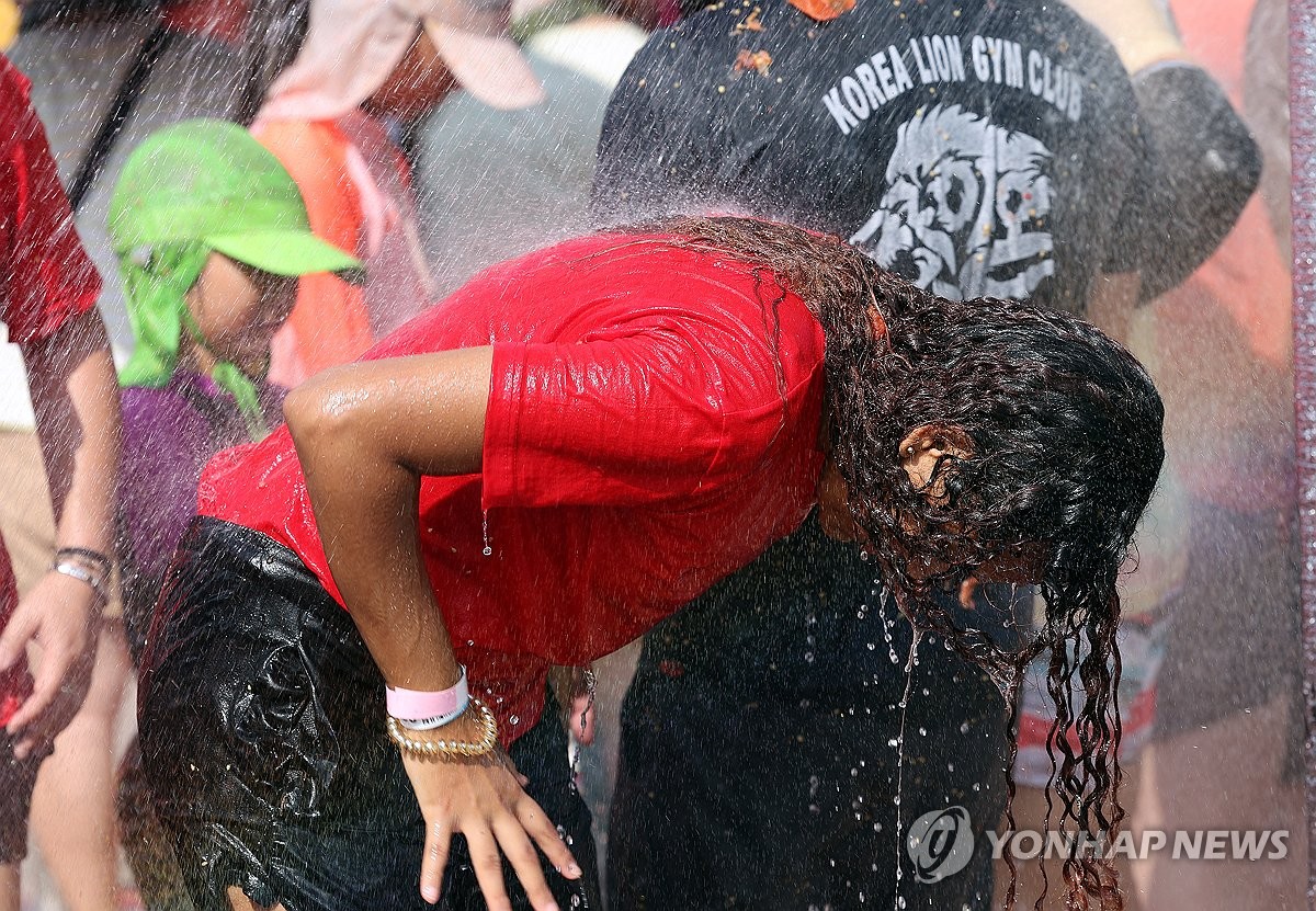 전국 '찜통더위' 속 내륙 곳곳 소나기…낮 최고 36도