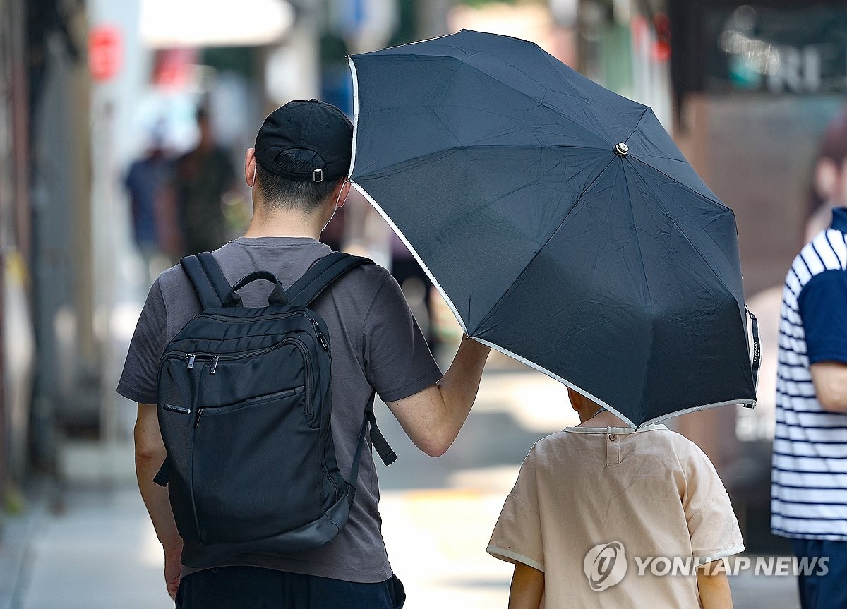 전국 무더위 속 곳곳 소나기…낮 최고기온 35도