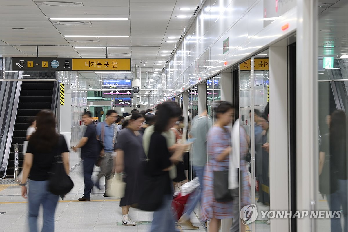 8호선 별내선 첫 출근길…"서울 직장까지 30분 줄었어요"