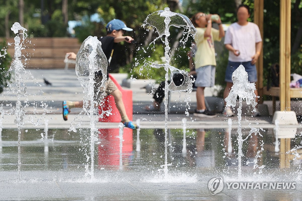 말복에도 낮 최고 35도 무더위…곳곳 소나기