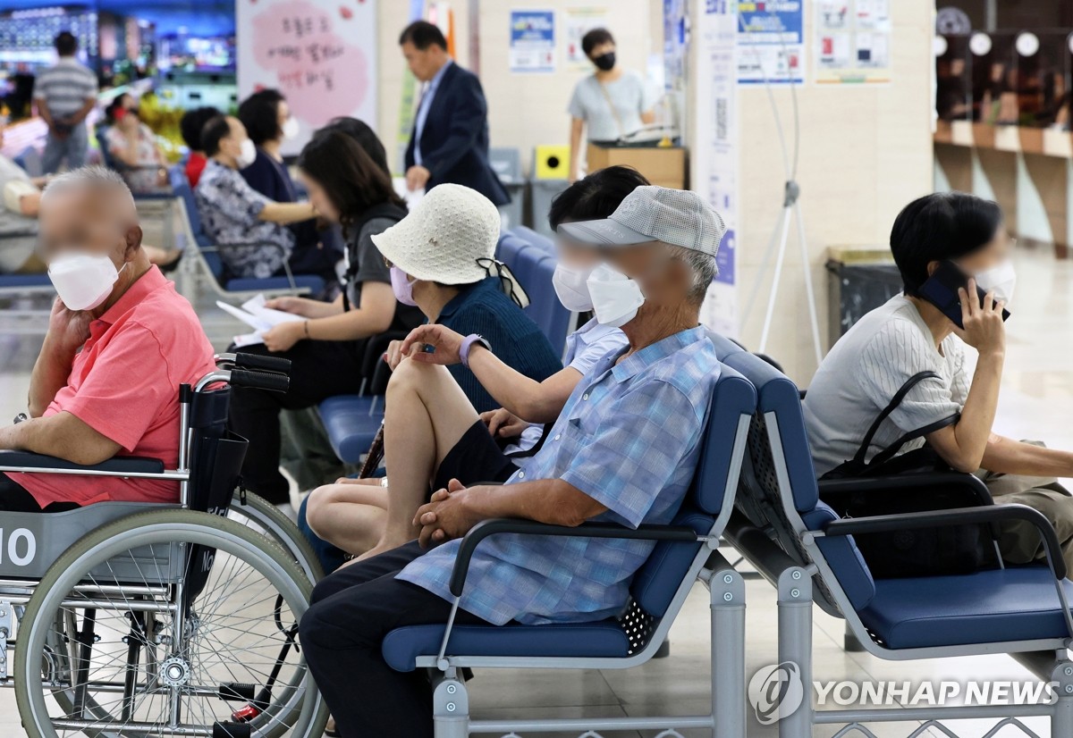 개학 시즌 맞아 코로나 절정 우려…"다음주 환자 35만명 발생"