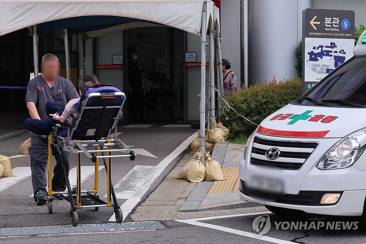 '응급실 뺑뺑이' 잇따르는데…환자 몰리는 추석 땐 '대란' 우려