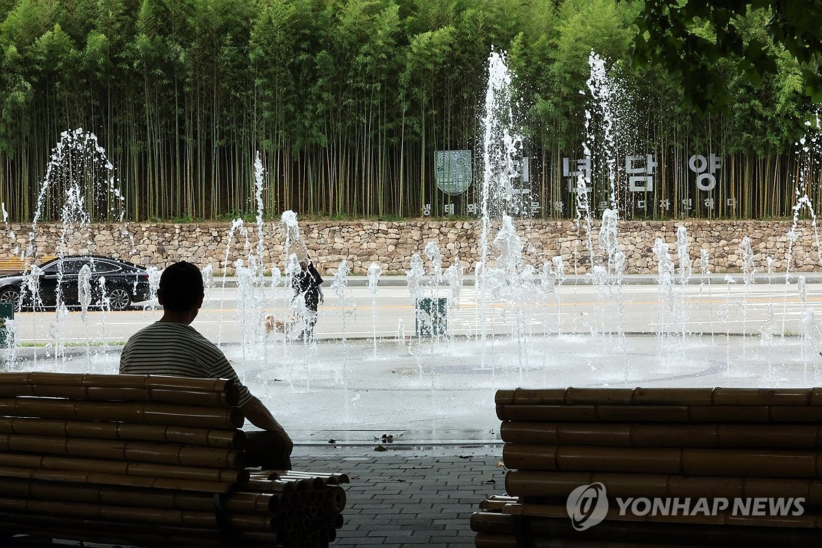 '처서'에도 무더위 계속…전국 대체로 흐리고 비