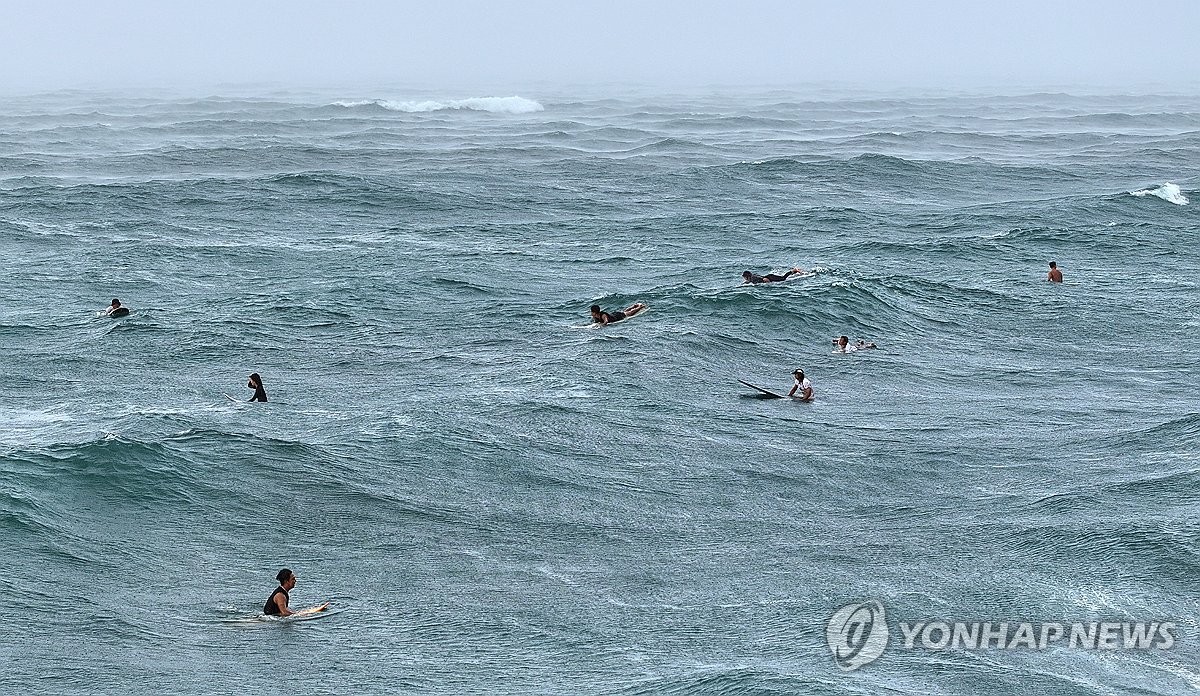 전국 흐리고 곳곳 소나기…낮 최고기온 33도