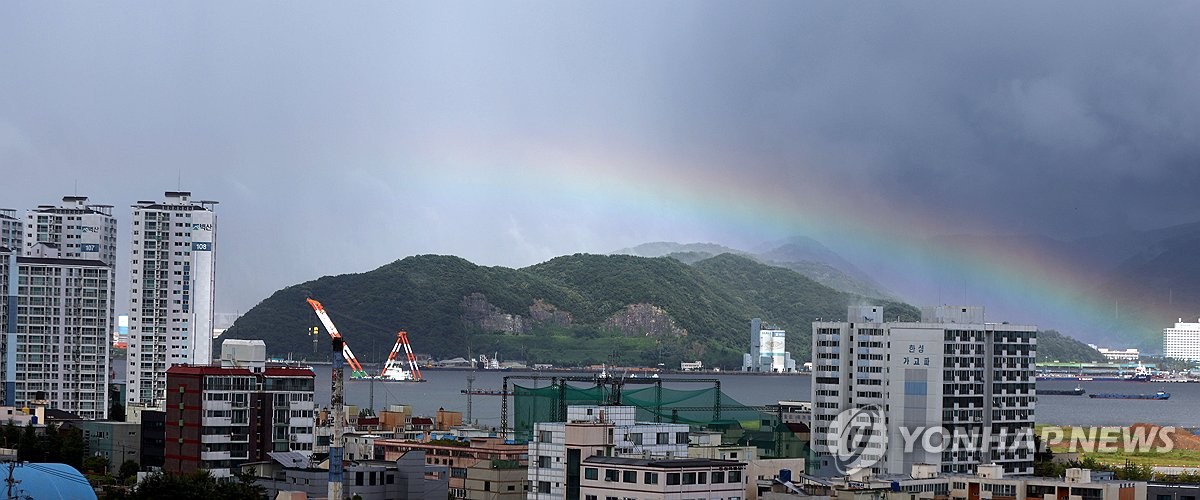 '낮 최고 35도' 무덥고 곳곳 비…수도권 5∼30㎜