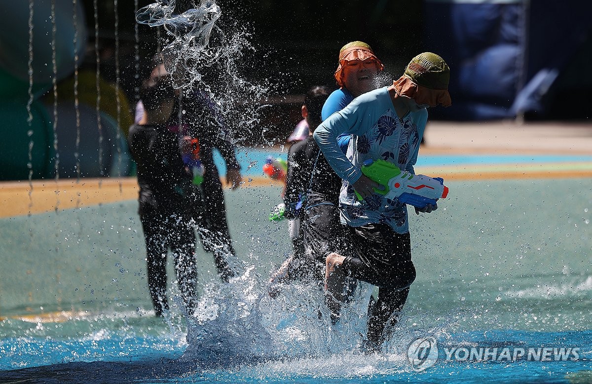 주말에도 폭염·열대야…전국 곳곳 소나기