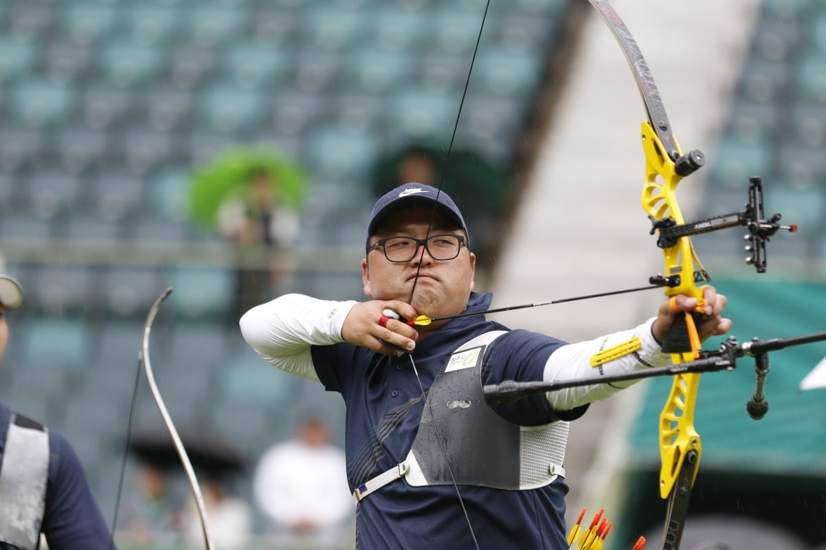 김우진이 지난 6월 29일 전북 전주시 전주월드컵경기장에서 2024 양궁 국가대표 관중 및 소음 적응 훈련을 하고 있다. 사진=연합뉴스