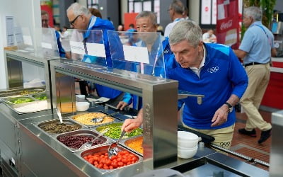 "생선에서 벌레까지 나왔다" 발칵…결국 불만 터진 토토 바카라 사이트 [2024 파리올림픽]