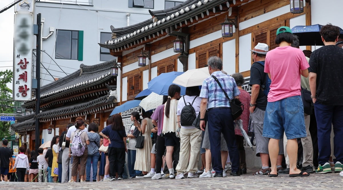 중복 하루 전날이었던 지난달 24일. 서울 시내 한 삼계탕집이 입장을 기다리는 시민들로 북적이고 있다.  /사진=연합뉴스