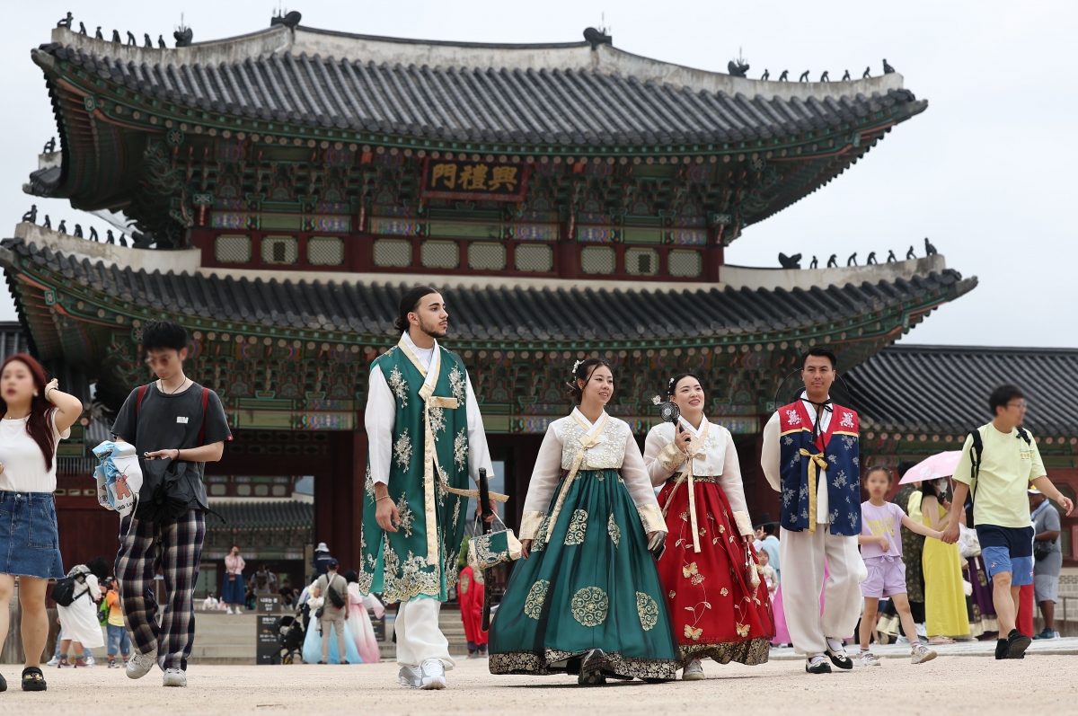 서울 경복궁을 찾은 관광객들이 걸어가고 있다. 사진=연합뉴스