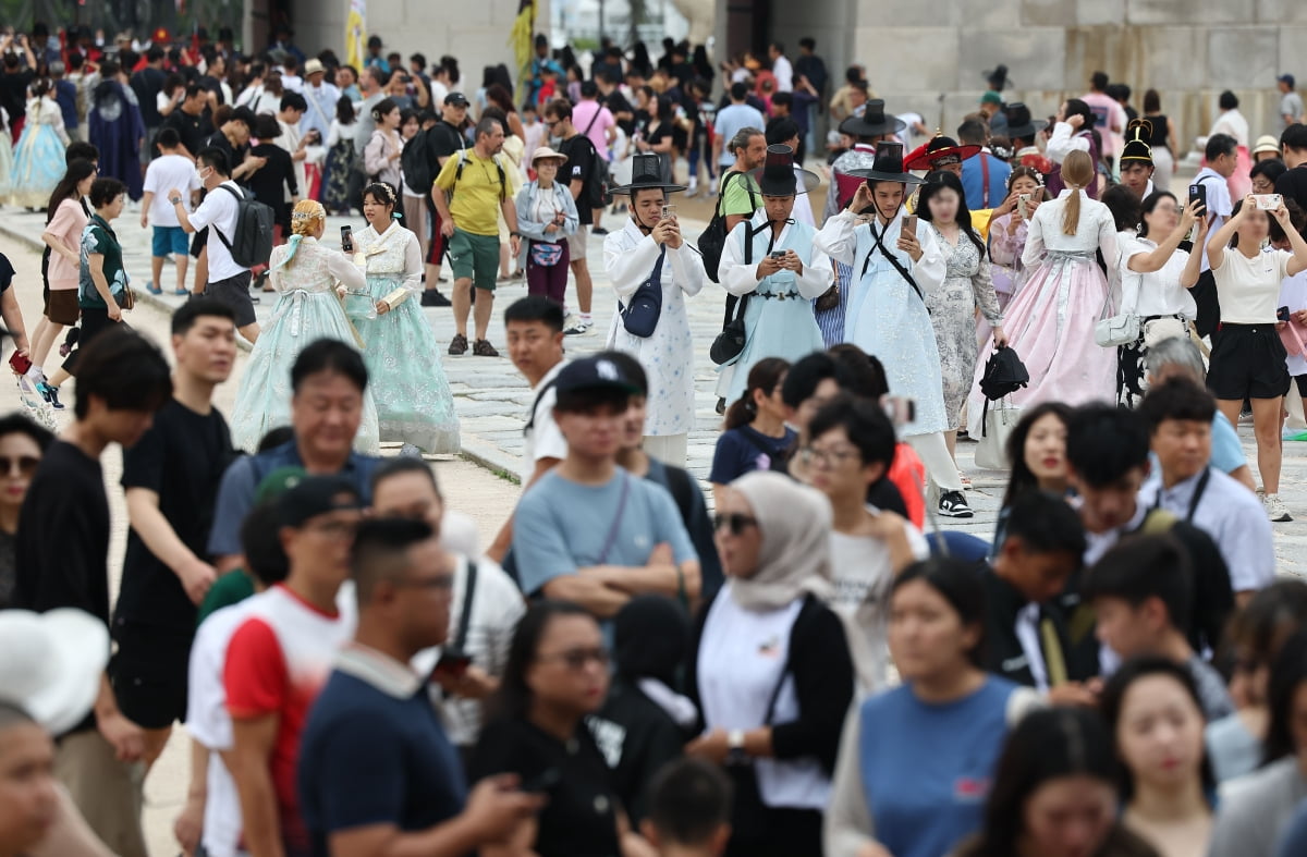 서울 경복궁을 찾은 관광객들이 걸어가고 있다. 사진=연합뉴스