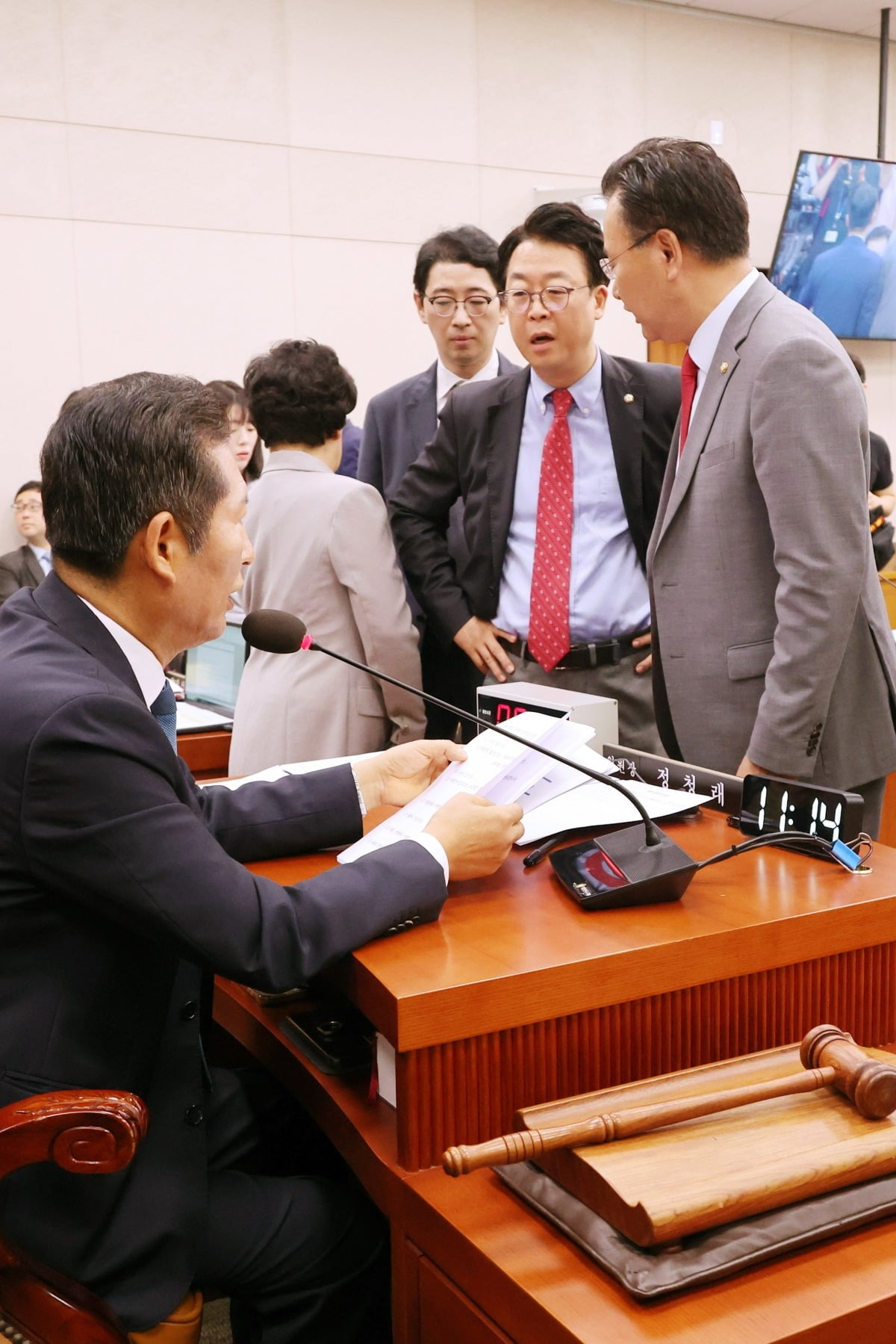 31일 오전 국회에서 열린 법제사법위원회 전체회의에서 정청래 카지노 토토이 '전국민 25만원 지원법'과 '노란봉투법'을 차례대로 의결하자 여당 의원들이 거세게 항의하고 있다. 항의가 지속되자 정 위원장은 