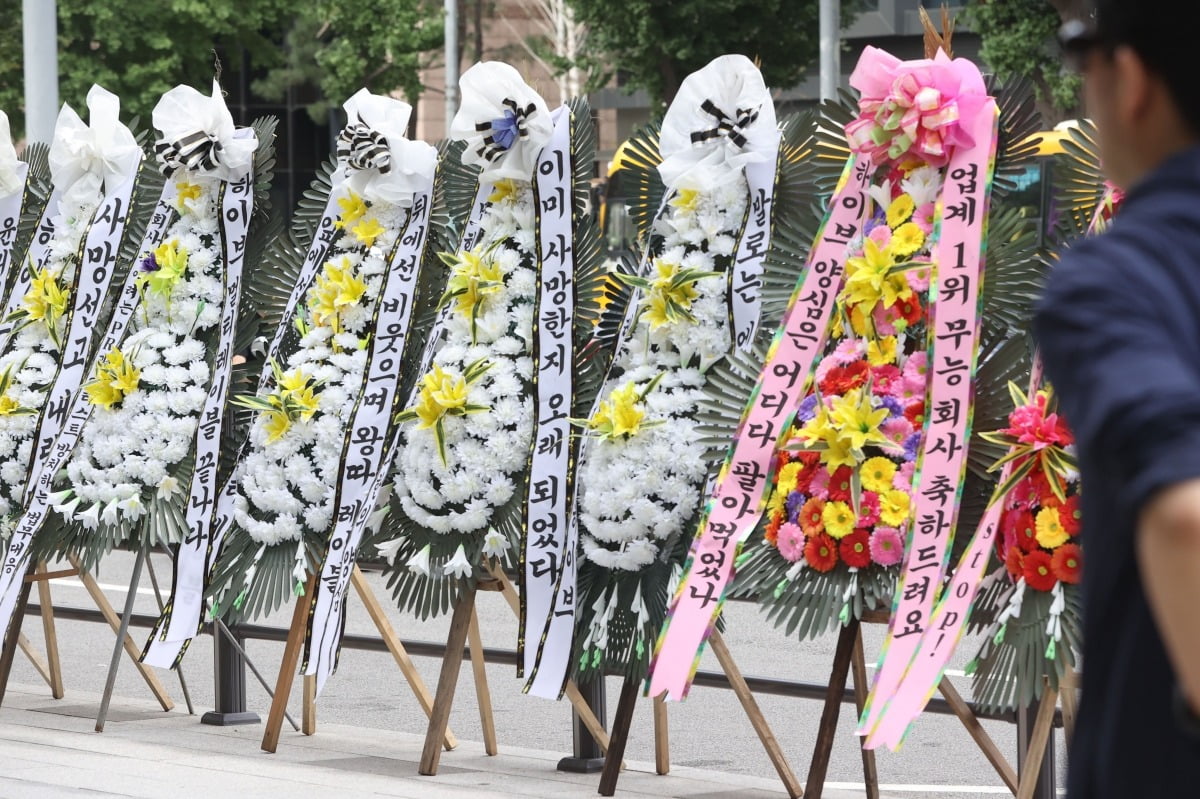 서울 용산구 하이브 사옥 앞에 뉴진스 팬들이 보낸 근조화환이 놓여 있다. /사진=연합뉴스