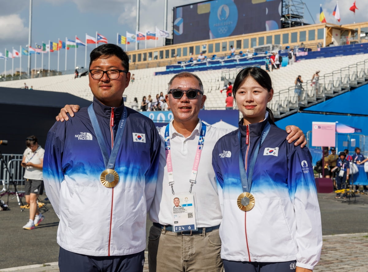 정의선 현대차 회장, 파라오 슬롯 혼성 금메달 듀오와 함께 /사진=연합뉴스