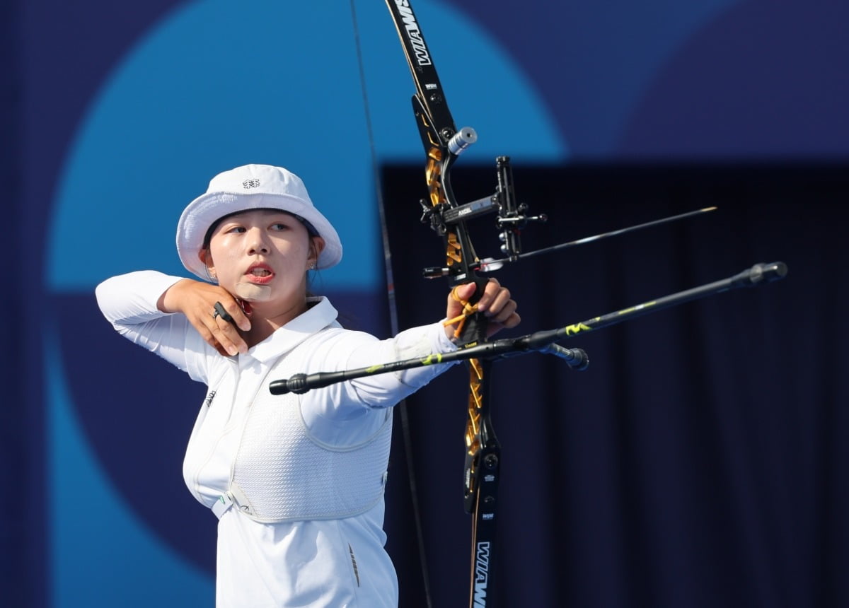 3일(현지시간) 프랑스 파리 레쟁발리드에서 열린 2024 파리올림픽 양궁 여자 개인전 영국 메건 해버스와의 16강에서 한국 임시현이 과녁을 조준하고 있다. 사진=연합뉴스