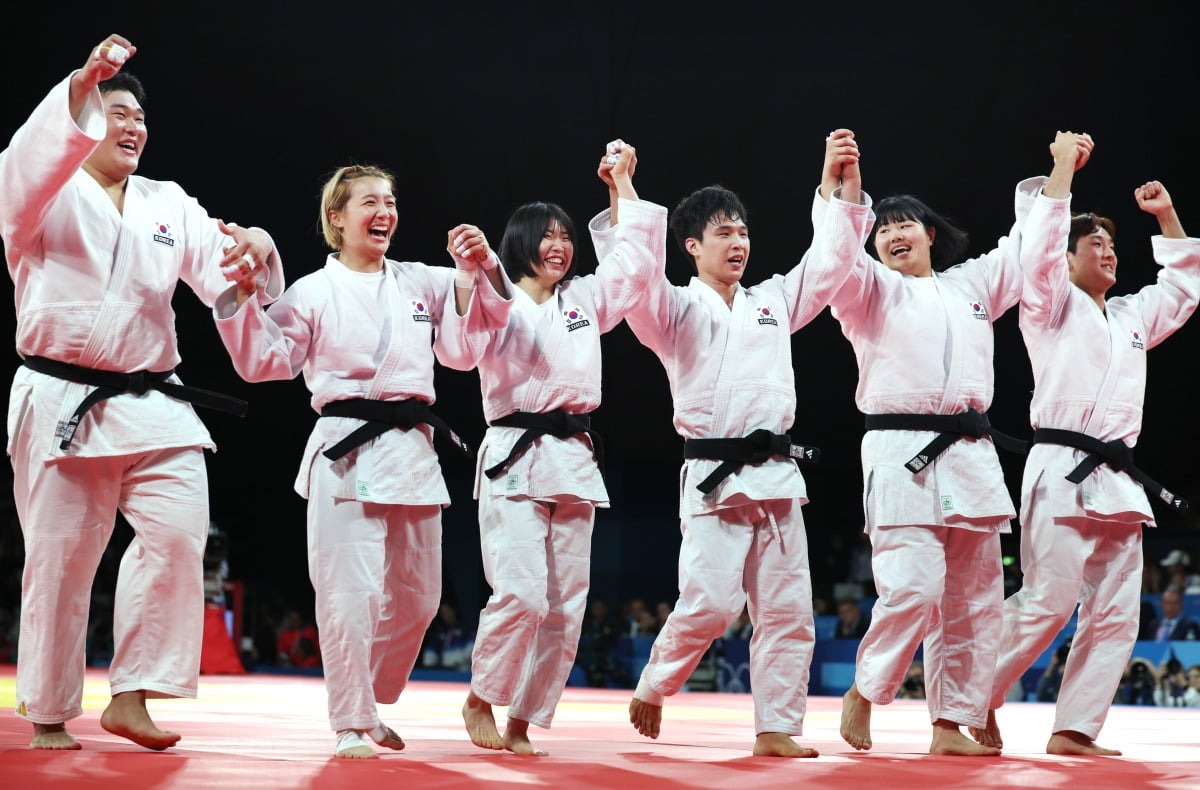  3일(현지시간) 프랑스 파리 샹드마르스 경기장에서 열린 2024 파리올림픽 유도 혼성단체전 동메달결정전에서 독일을 꺾고 동메달을 따낸 한국 선수들이 기뻐하고 있다./사진=연합뉴스