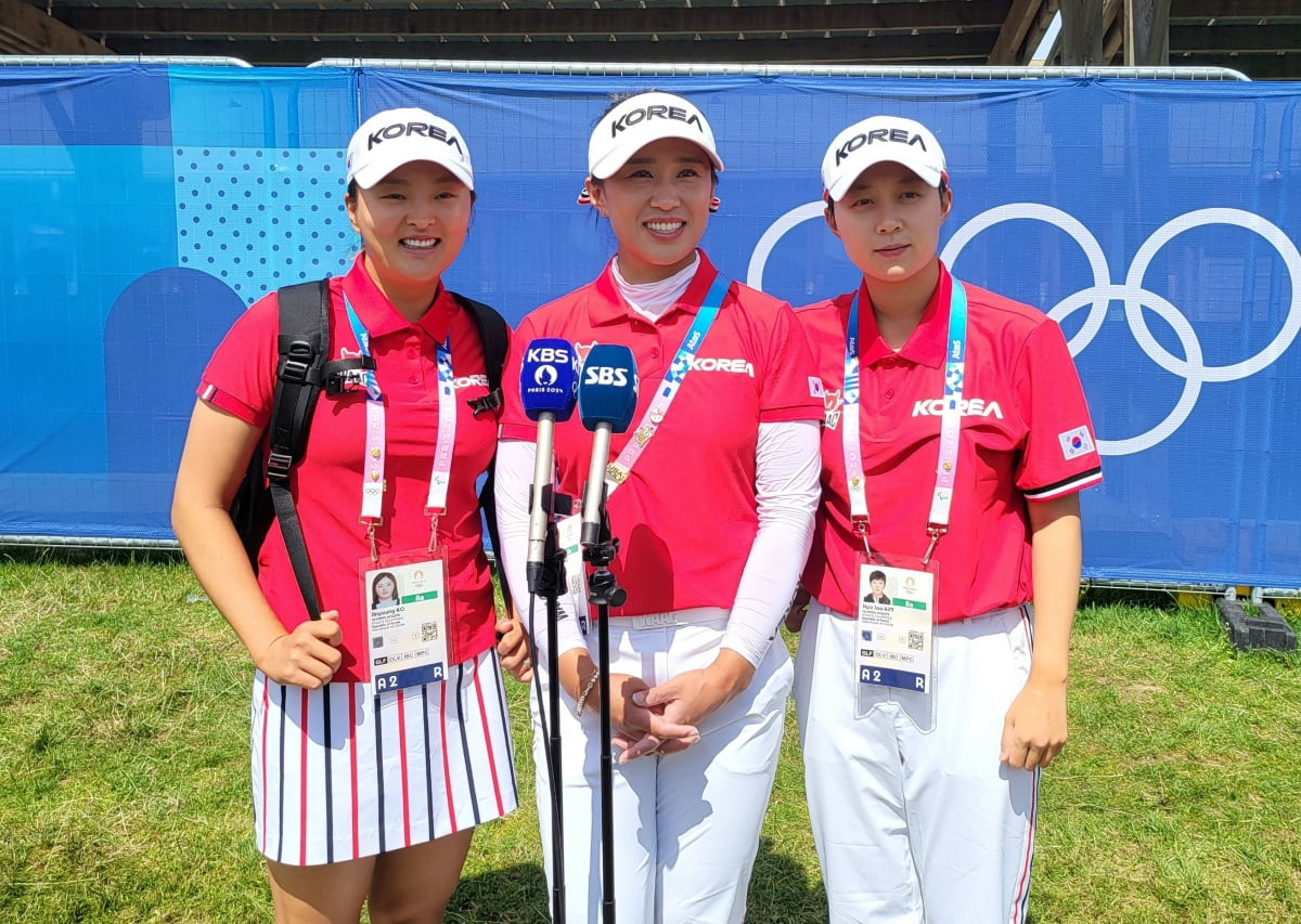 2024 파리 올림픽 골프 여자부 한국 대표팀 고진영(왼쪽부터), 양희영, 김효주가 4일(현지시간) 프랑스 파리 인근 기앙쿠르의 르골프 나쇼날에서 취재진과 인터뷰하고 있다. / 사진=연합뉴스