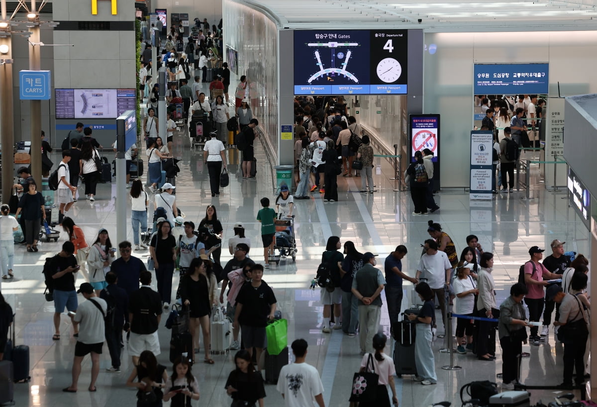 인천 영종도 인천국제공항 1터미널 출국장이 탑승객들로 붐비고 있다. 사진=연합뉴스