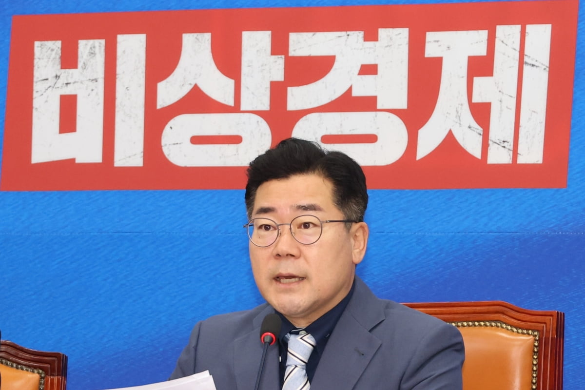 박찬대 더불어민주당 당대표 직무대행 겸 원내대표가 7일 오전 서울 여의도 국회에서 비상경제점검회의를 겸해 열린 최고위원회의에서 발언하고 있다./ 사진=연합뉴스