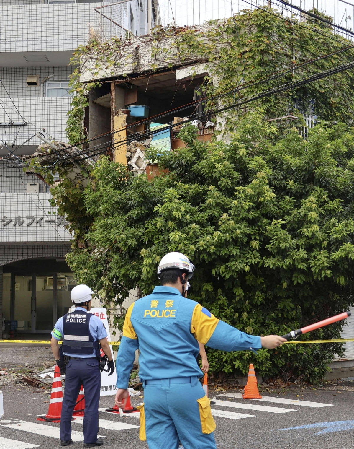 지난 8일 일본 미야자키에서 지진으로 피해를 입은 건물. 사진=REUTERS 연합뉴스