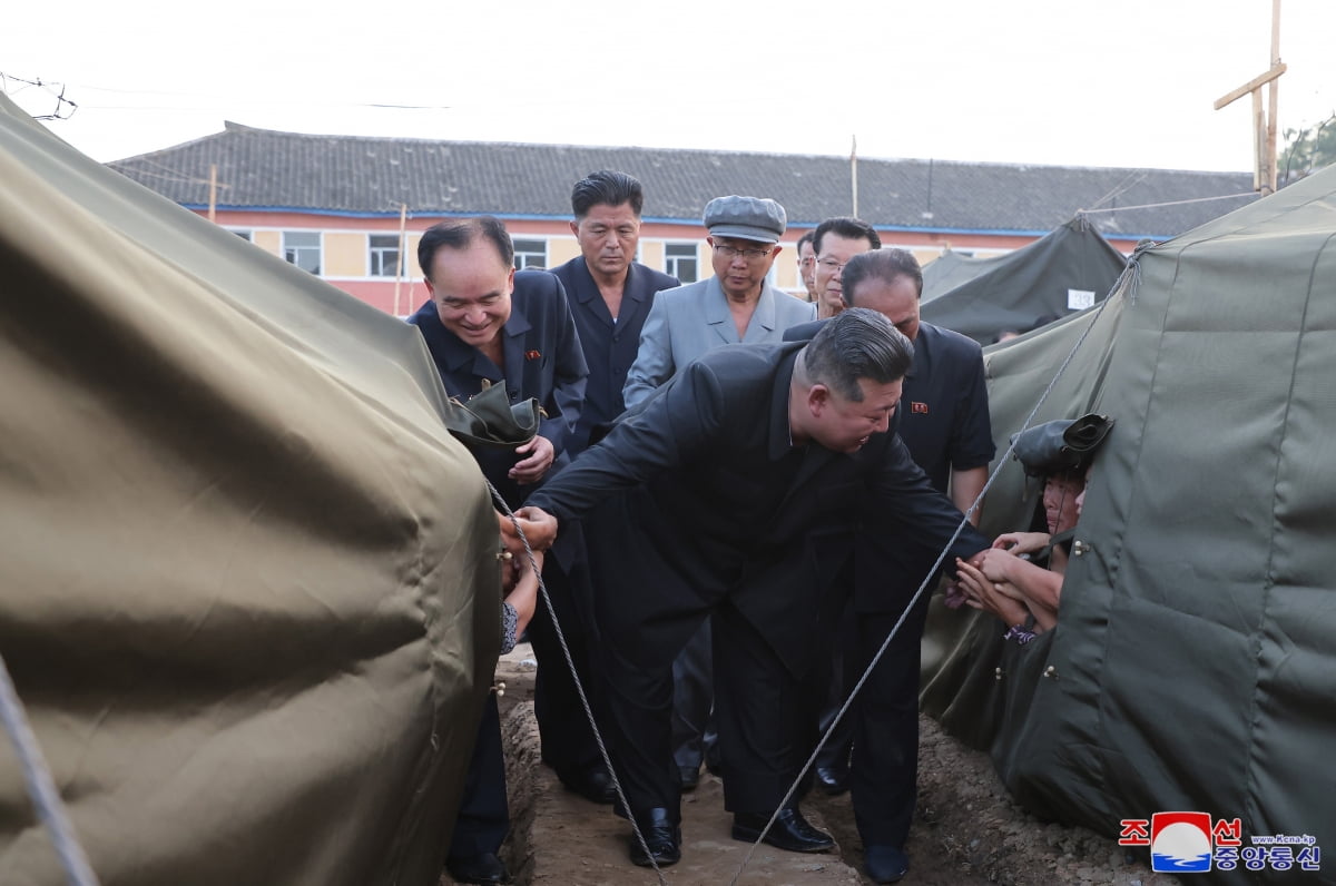 김정은 북한 국무위원장이 평안북도, 자강도, 양강도 등에서 지난달 말 수해로 집을 잃은 어린이와 학생, 노인, 환자, 영예 군인 등을 평양으로 데려가 피해복구 기간 지낼 곳을 마련해주겠다고 밝혔다. 김 위원장은 지난 8∼9일 평안북도 의주군 수해지역을 찾아 폭염 속에 천막으로 만든 임시거처에서 지내는 이재민들을 위로하고 이런 조치를 발표했다고 조선중앙통신이 10일 전했다. / 사진=연합뉴스