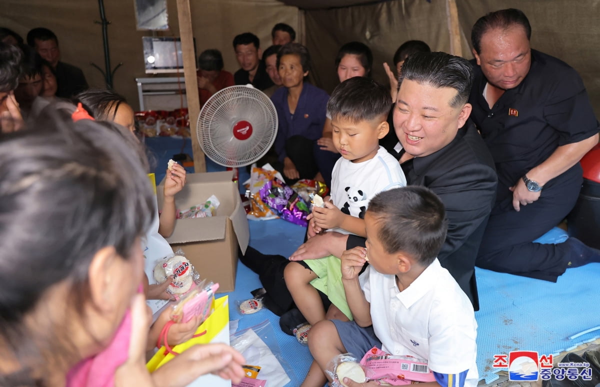 정은 북한 국무위원장이 평안북도, 자강도, 양강도 등에서 지난달 말 수해로 집을 잃은 어린이와 학생, 노인, 환자, 영예 군인 등을 평양으로 데려가 피해복구 기간 지낼 곳을 마련해주겠다고 밝혔다. 김 위원장은 지난 8∼9일 평안북도 의주군 수해지역을 찾아 폭염 속에 천막으로 만든 임시거처에서 지내는 이재민들을 위로하고 이런 조치를 발표했다고 조선중앙통신이 10일 전했다. / 사진=연합뉴스