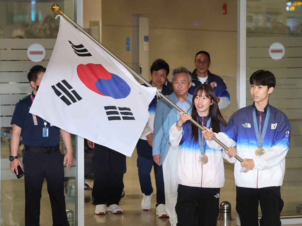 태권도 박태준과 복싱 임애지 등 파리올림픽 선수단이 13일 오후 인천국제공항 제2여객터미널을 통해 귀국하고 있다./사진=연합뉴스