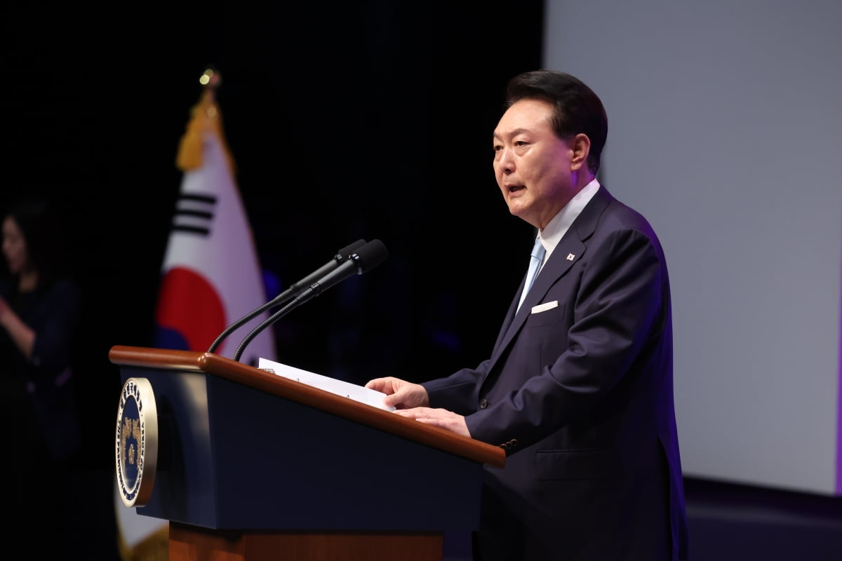 윤석열 대통령이 15일 서울 종로구 세종문화회관에서 열린 제79주년 광복절 경축식에서 경축사를 하며 '8.15 통일 독트린'을 발표하고 있다.  / 사진=연합뉴스