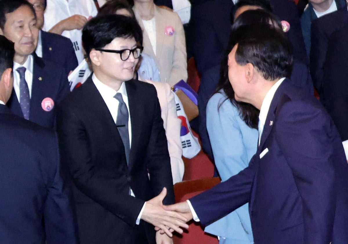 윤석열 대통령이 15일 서울 종로구 세종문화회관에서 열린 제79주년 광복절 경축식에서 퇴장하며 국민의힘 한동훈 대표와 악수하고 있다.  / 사진=연합뉴스