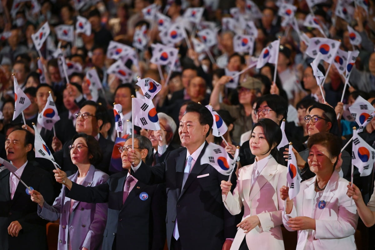 윤석열 대통령과 김건희 여사가 15일 서울 종로구 세종문화회관에서 열린 제79주년 광복절 경축식에서 태극기를 흔들고 있다.  /사진=대통령실통신사진기자단