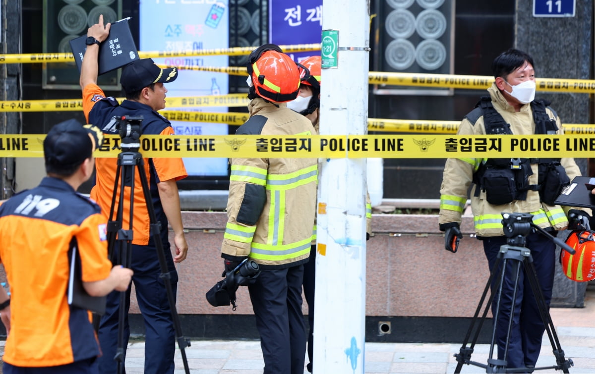 23일 오전 전날 화재가 발생한 경기도 부천시의 한 호텔에서 소방 관계자들이 현장을 살펴보고 있다. / 사진=연합뉴스