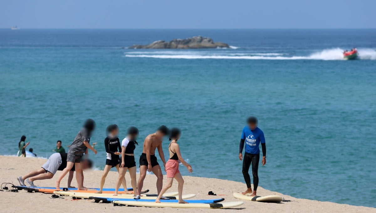 25일 강원 강릉시 경포해수욕장에서 사람들이 카지노 뽀찌을 배우고 있다. /사진=연합뉴스