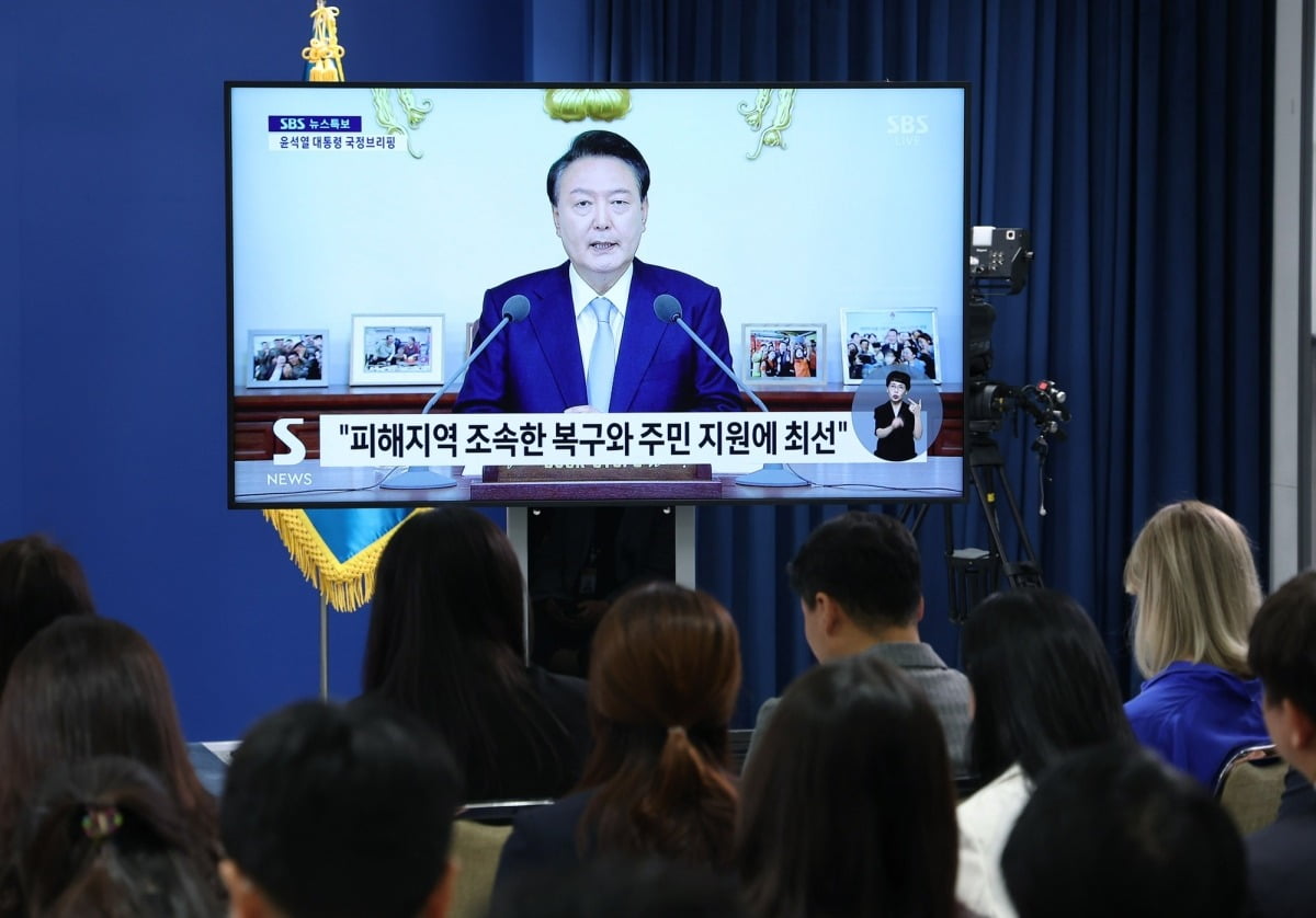 29일 오전 서울 용산 대통령실 청사 브리핑룸에서 취재진이 생방송으로 중계되는 윤석열 대통령의 '국정브리핑'을 지켜보고 있다.  사진=연합뉴스