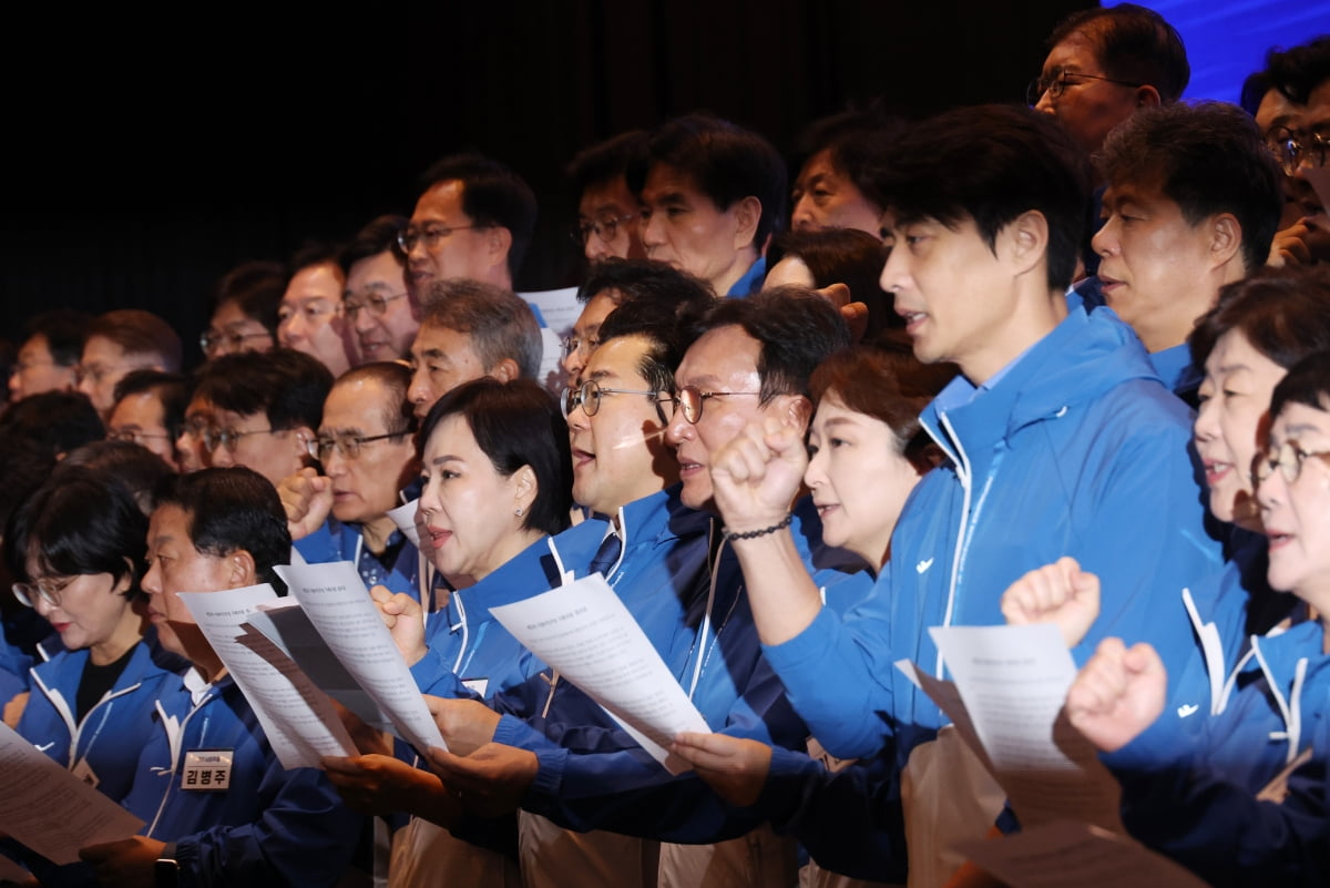  더불어민주당 박찬대 원내대표 등이 30일 인천 영종도 네스트호텔에서 열린 2024 정기국회 국회의원 워크숍에서 결의문을 낭독하고 있다. / 사진=연합뉴스