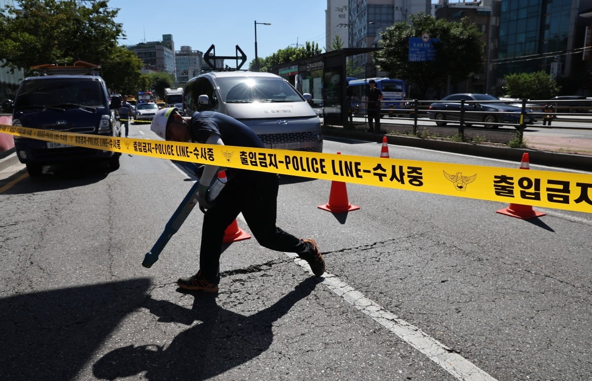 싱크홀 사고가 발생했던 서울 서대문구 연희동 성산로 인근에서 지난 30일 오전 도로 침하가 발견돼 관계자들이 현장 조사를 하고 있다. 사진=연합뉴스