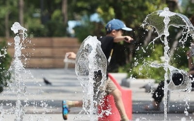 말복에도 낮 최고 35도 무더위…곳곳 소나기