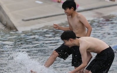 전국 구름 많고 곳곳 소나기…낮 최고 36도